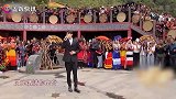 央视心连心下乡慰问！秦岚翻土墙去家访，小朋友跳起来握手蔡徐坤