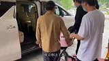 女星生娃出院，杨颖像是走秀，唐艺昕穿半袖，而她被轮椅推出