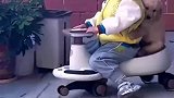 男孩带小金毛坐玩具车，小金毛圆圆的脑袋趴在哥哥后边