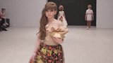 时尚走秀：模特自信走秀，亮眼服饰，惊艳全场