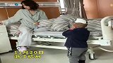 妈妈生病住院，爸爸带娃看望路上娃摔伤，看到伤处妈妈反应亮了