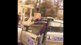 嚣张！警察开警车撞人 滑板少年街头争吵动上手了！