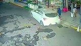 巴西76岁司机开车失控撞向清洁工 后者在最后一刻幸运躲开