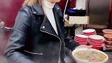 来面馆吃面看到的，吃面的小伙接碗面，这表情怎么这么开心啊！