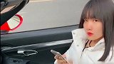 这么冷的天为什么姐姐不觉得冷，原来这就是你打开敞篷的原因