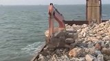 填海造地，挖掘机师傅也是没谁了，这估计五十年也填不完吧