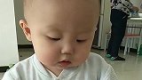 小宝贝自己吃面条，原谅我不厚道地笑了，好萌呀
