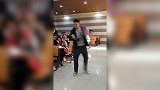 河南一高校开扭秧歌课 男生：太考验协调性了