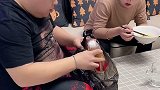 好悬穿帮多亏了，腿脚还算利索 家庭搞笑搞笑