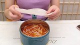 这个吸油纸不仅可以吸走油脂，还能轻还能吸走汤上面的浮沫，适合外卖跟肉汤。