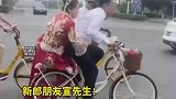 新郎骑自行车迎娶新娘，新娘坐后座笑靥如花