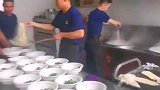 没有兵哥哥不会的东西，十几份油泼面分分钟做好！