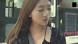 小偷在公交车上作案，不料碰上美女特警，这可不是尴尬就完事了！