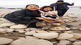 这么冷的天，美女竟来河边捡玉，为了生活真是太朴实了！