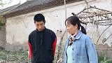 短剧：民工结婚，包工头送来一个破包，打开后民工下跪感谢
