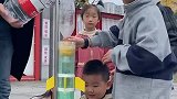 女儿幼儿园搞活动，当科学老师的爸爸用饮料瓶自制水火箭发射