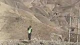 “本想拍世界的屋脊，不曾想拍到了民族的脊梁！”乘客在经过喜马拉雅山的列车上，拍下了护路员向列车敬礼示意的画面，感动了无数网友