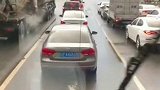 这一刻你会点赞吗，私家车纷纷让行，网友：满满的正能量！