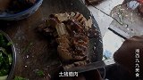 九九和同学吃饭，所有人看着九九吃
