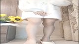 小姐姐穿丝袜，直言不会坏，最后竟然用这个擦丝袜，厉害了