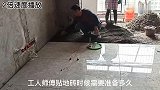 泥工师傅贴客厅地砖