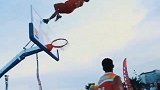 这是要上天呐！国外一男子上演逆天扣篮