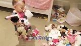 Emilia抱着一堆玩具往房间走,爸爸过去一看,瞬间萌化了