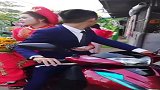 岳父陪嫁摩托车，老公带着老婆兜风，真开心！