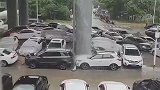 雨天白车被高架管道的水，冲破前挡风玻璃，这车还能要吗