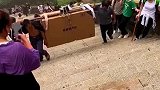 游客拍泰山挑山工的工作日常，很辛苦，向您致敬！