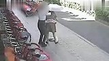 杭州富二代当街抢金项链 竟是为了让老婆离开他