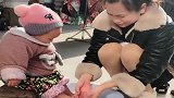 本想拍老婆给宝宝洗脚，不料却拍到这一幕，简直了！