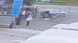 浙江一小车倒车时突然加速 路人躲闪不及共7人受伤
