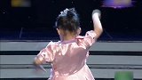 小姑娘拿下外套，气氛都热烈起来了，不料主持人的动作幽默了