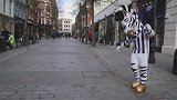 尤文热刺吉祥物电话约战 伦敦街头疯狂斗舞 斑马秀出魔性太空步
