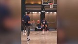东契奇中场踢球空心入网引全队欢呼 网友：到底是皇马出来的