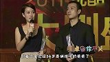 文章穿背带裤戴金项链，打扮时尚又年轻，挽妈妈手臂似贴心小棉袄