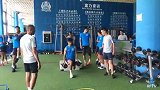 富力众将健身房苦练 保持良好的身体状态