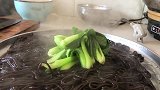 胖燕子今天吃酸辣粉，满满一大盘，酸辣过瘾，再胖就飞不起来啦