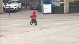 这个小宝宝玩自行车的技术也太厉害了，你猜猜它几岁？