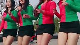四个千金美女广场跳舞，这样穿搭是在秀大长腿吗