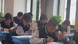 学生考试时纷纷伸出左右手，不知道的还以为在作弊