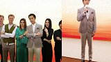 胡歌出席活动，烟灰色西装配白衬衫好清爽，手帕点缀成标准绅士男