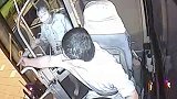 山东青岛：下雨天司机师傅将自己的伞让给乘客：怕淋坏孩子
