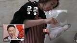 咸素媛已经很卖力的在刷鳄鱼牙，可婆婆还是在不停催促，真不容易