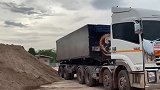 这辆大卡车看上去很霸气，但是装的货并不多