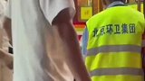 高温天气烤肉店老板放西瓜供路人自取