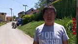 黄河边农村改造，百年历史的老村一下被搬空，小伙进村难为情了