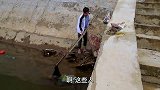 短剧小伙在河边清理垃圾，竟然看见这种东西，太搞笑了