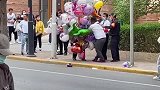 本是同根生相煎何太急，保安大爷直接把气球抢走，不让商贩卖了！